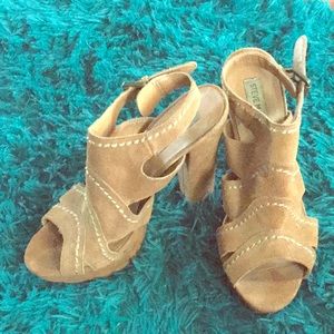 STEVE MADDEN- Camel open toe pumps